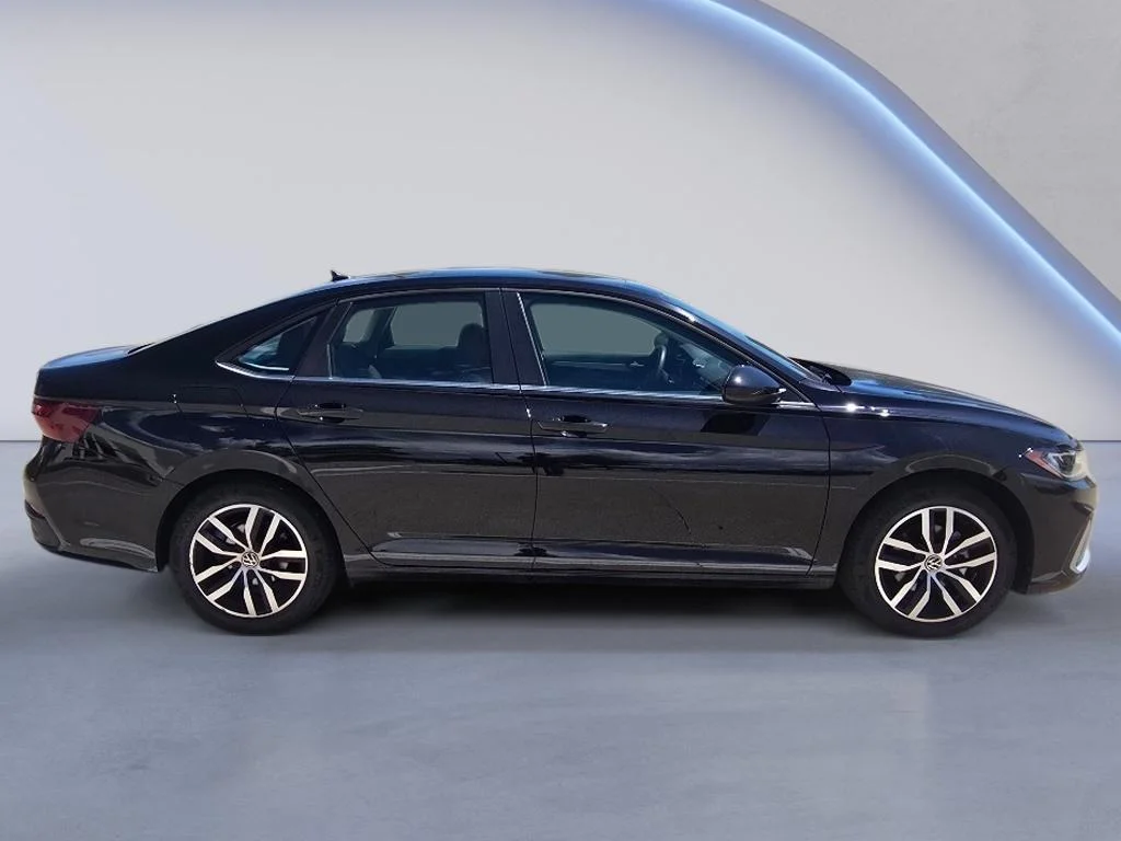 Used 2025 Deep Black Pearl Volkswagen SE image 7