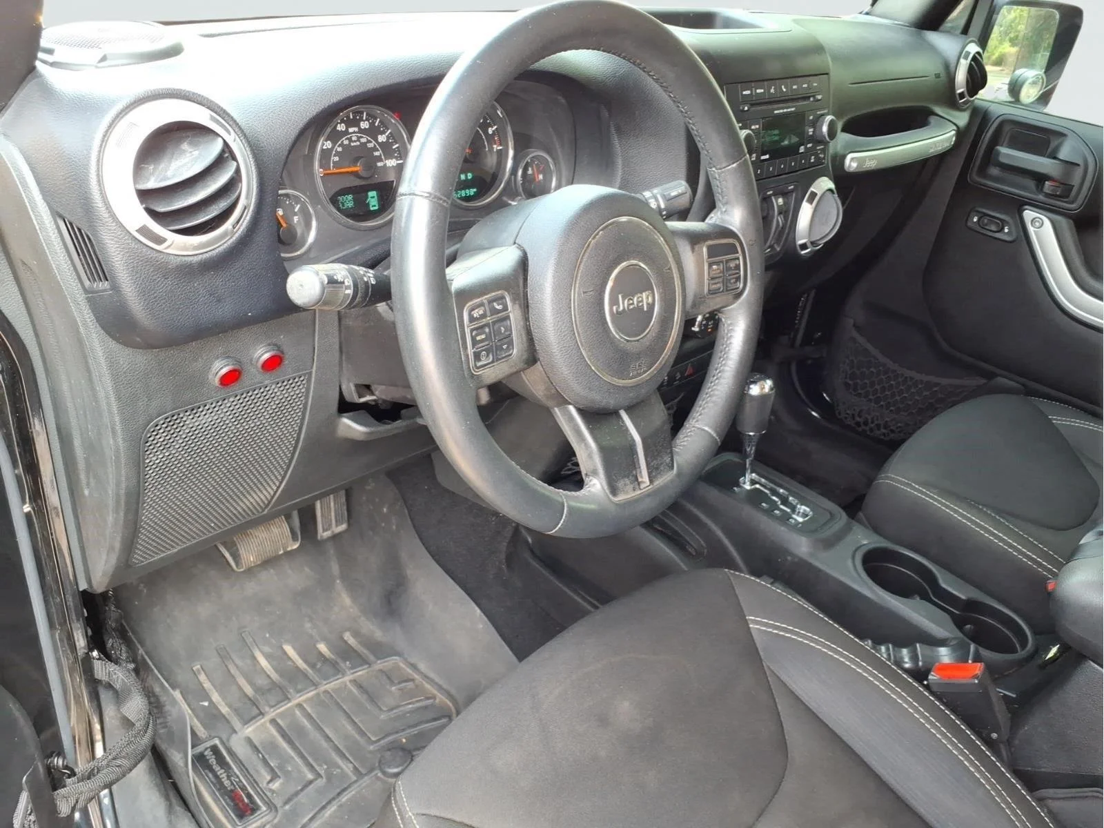 Used 2015 Black Jeep Sahara image 15