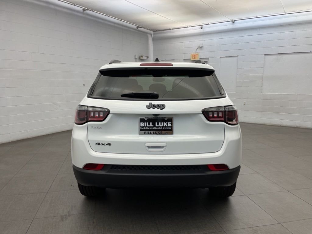 New 2026 Bright White Clear-Coat Exterior Paint Jeep Latitude image 4