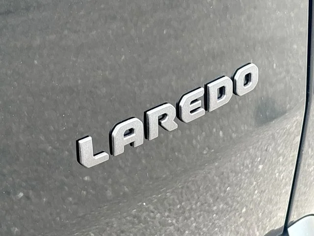 New 2026 Diamond Black Crystal Pearlcoat Jeep Laredo image 18