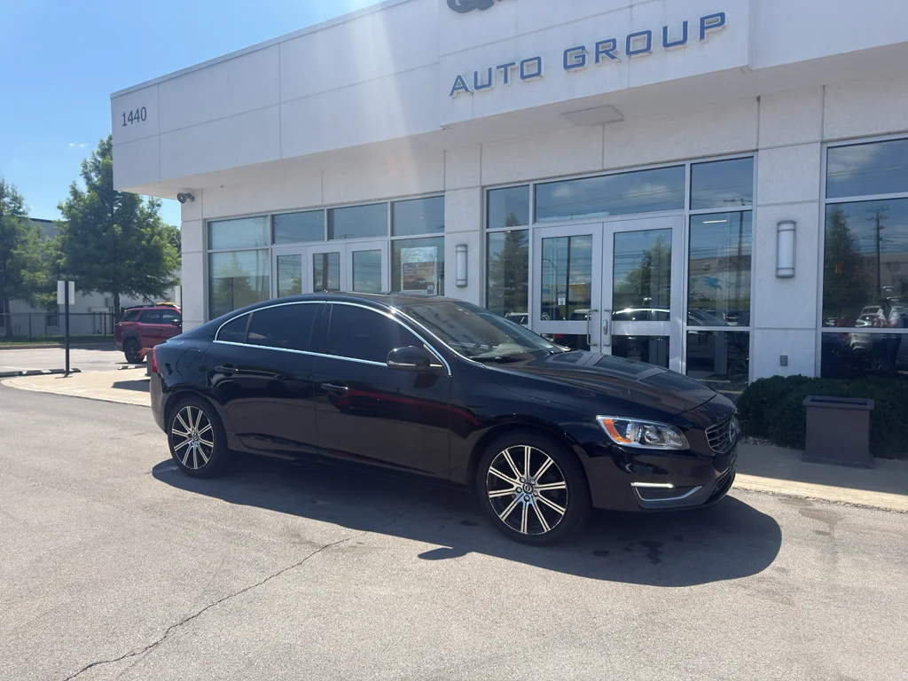 Used 2016 Onyx Black Metallic Volvo T5 Drive-E Premier image 1