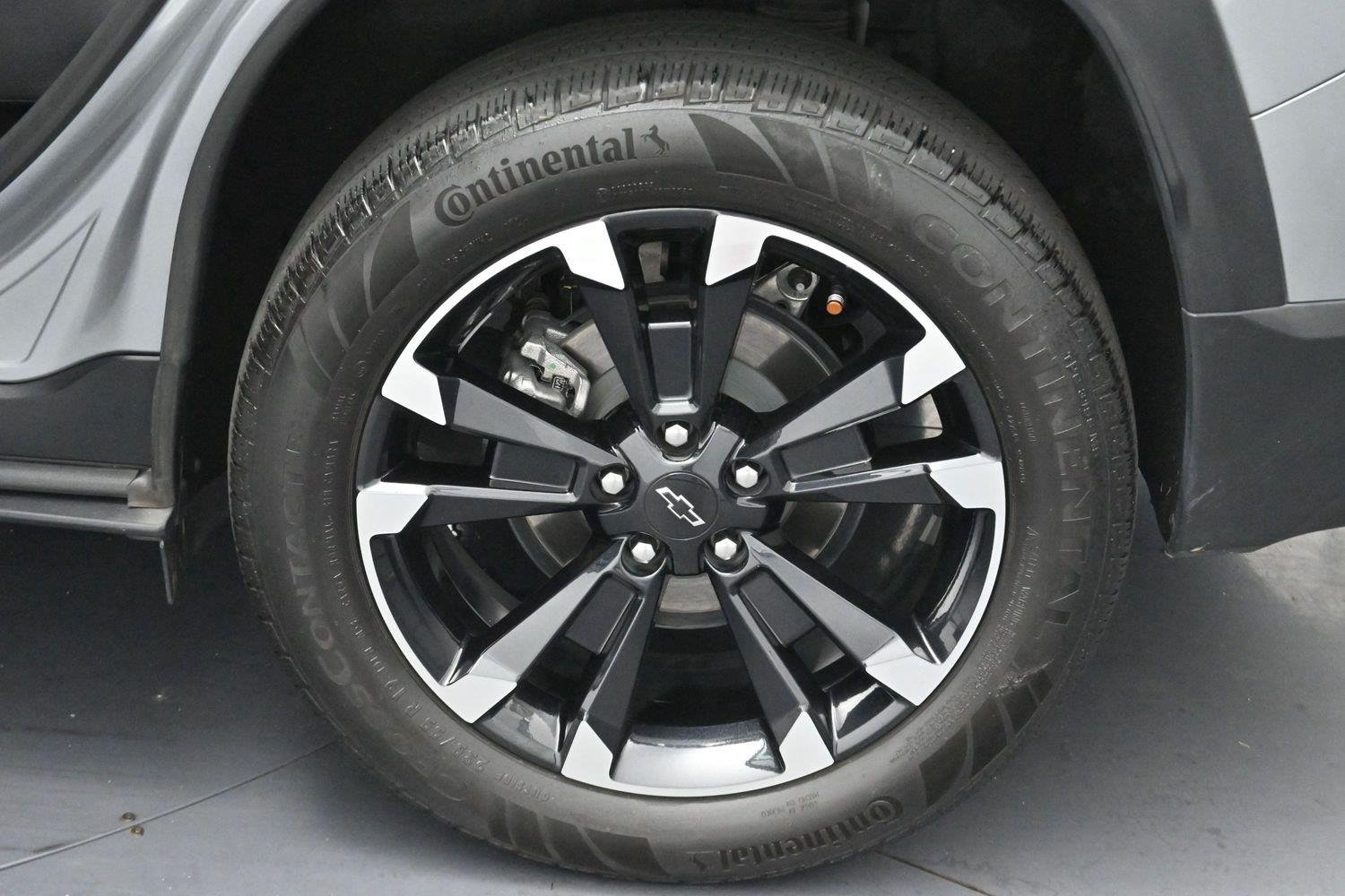 Used 2025 Sterling Gray Metallic Chevrolet FWD RS image 35