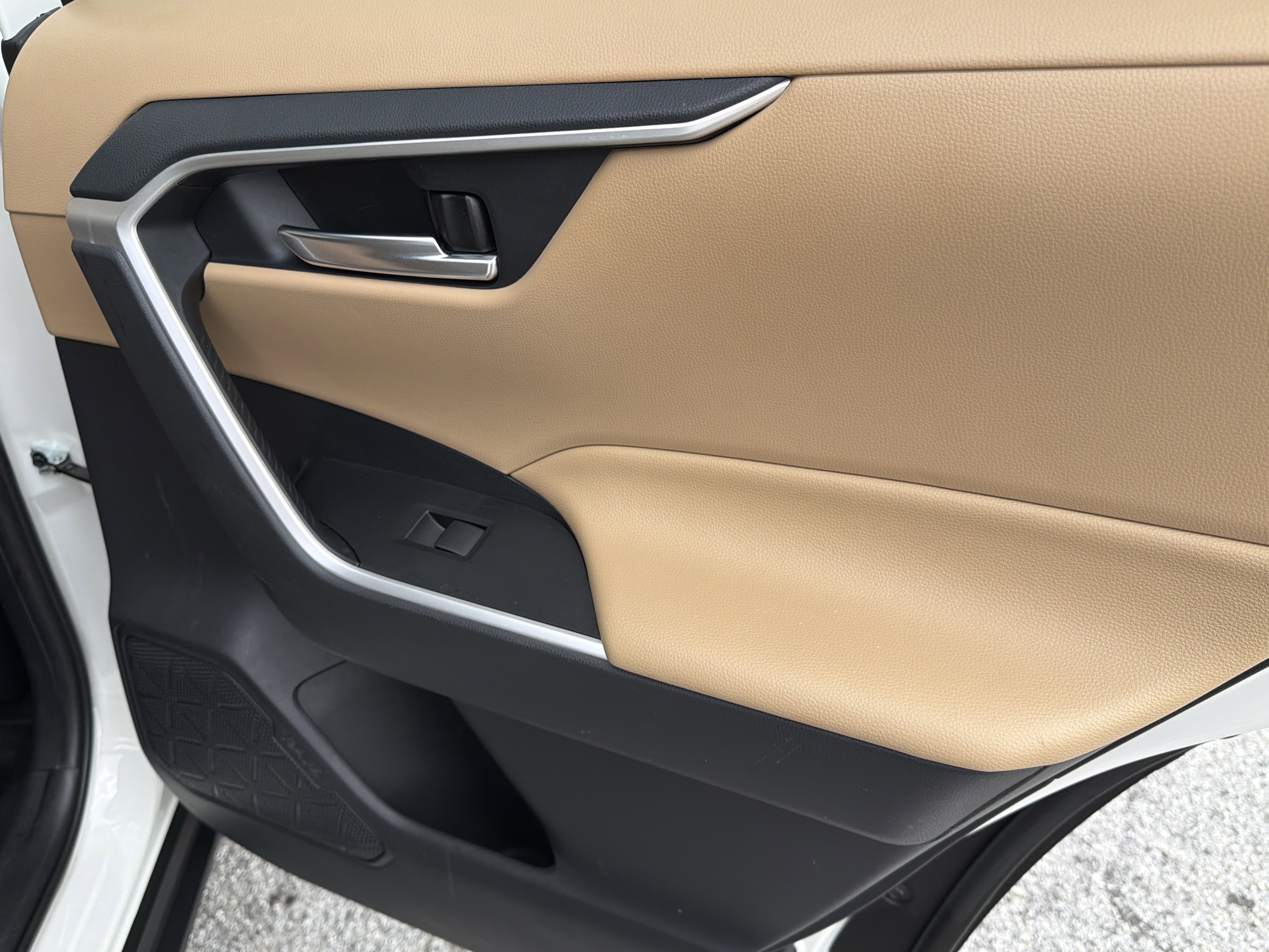 Used 2019 Super White Toyota XLE image 19