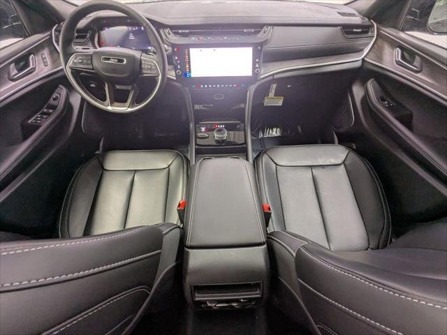 New 2026 Diamond Black Crystal Pearl-Coat Exterior Paint Jeep Limited image 16