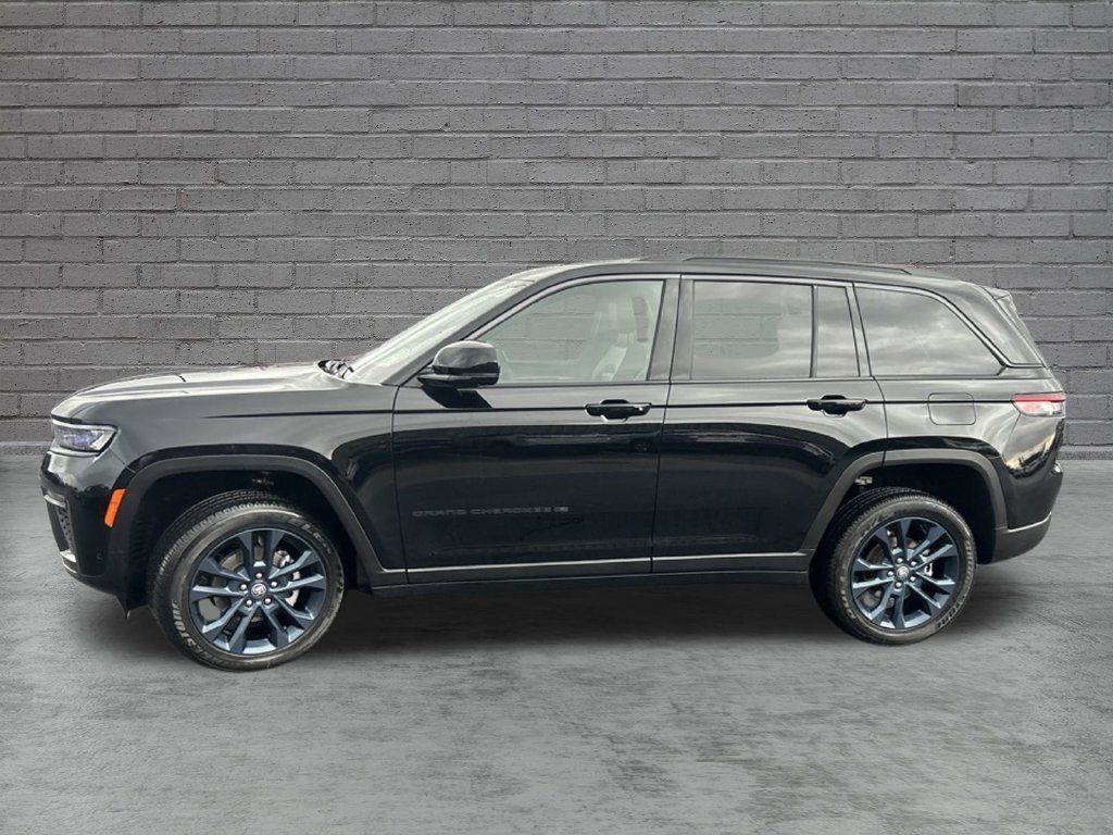 New 2026 Diamond Black Crystal Pearl-Coat Exterior Paint Jeep  image 4