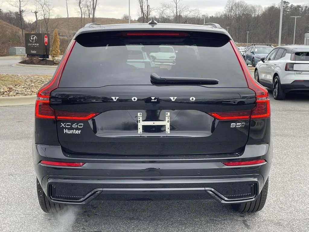 New 2026 Onyx Black Metallic Volvo Core image 27