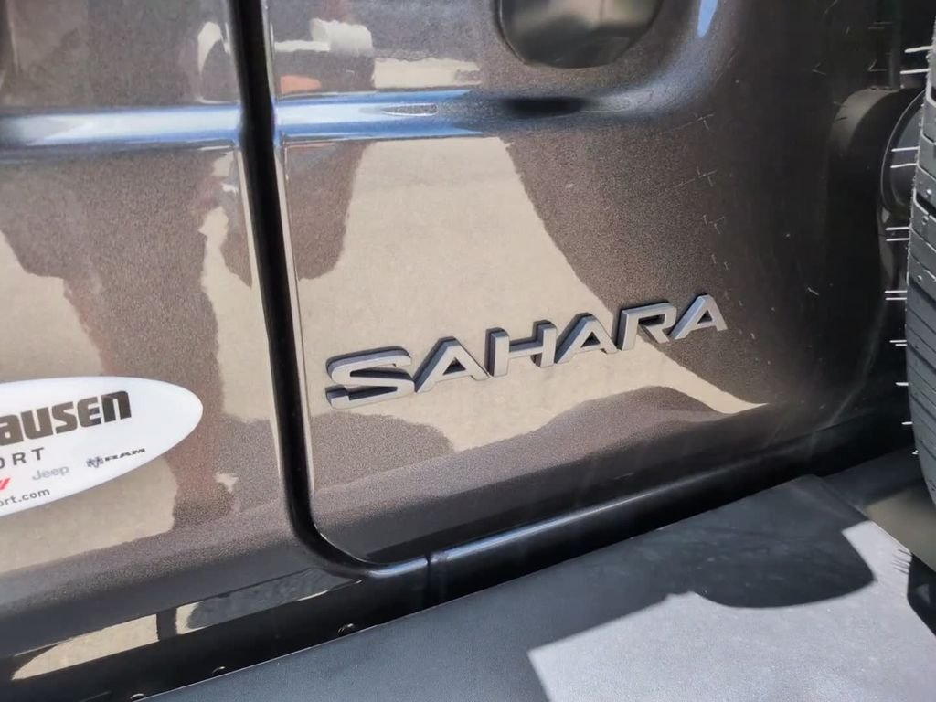New 2025 Granite Crystal Metallic Clear-Coat Exterior Paint Jeep Sahara image 11