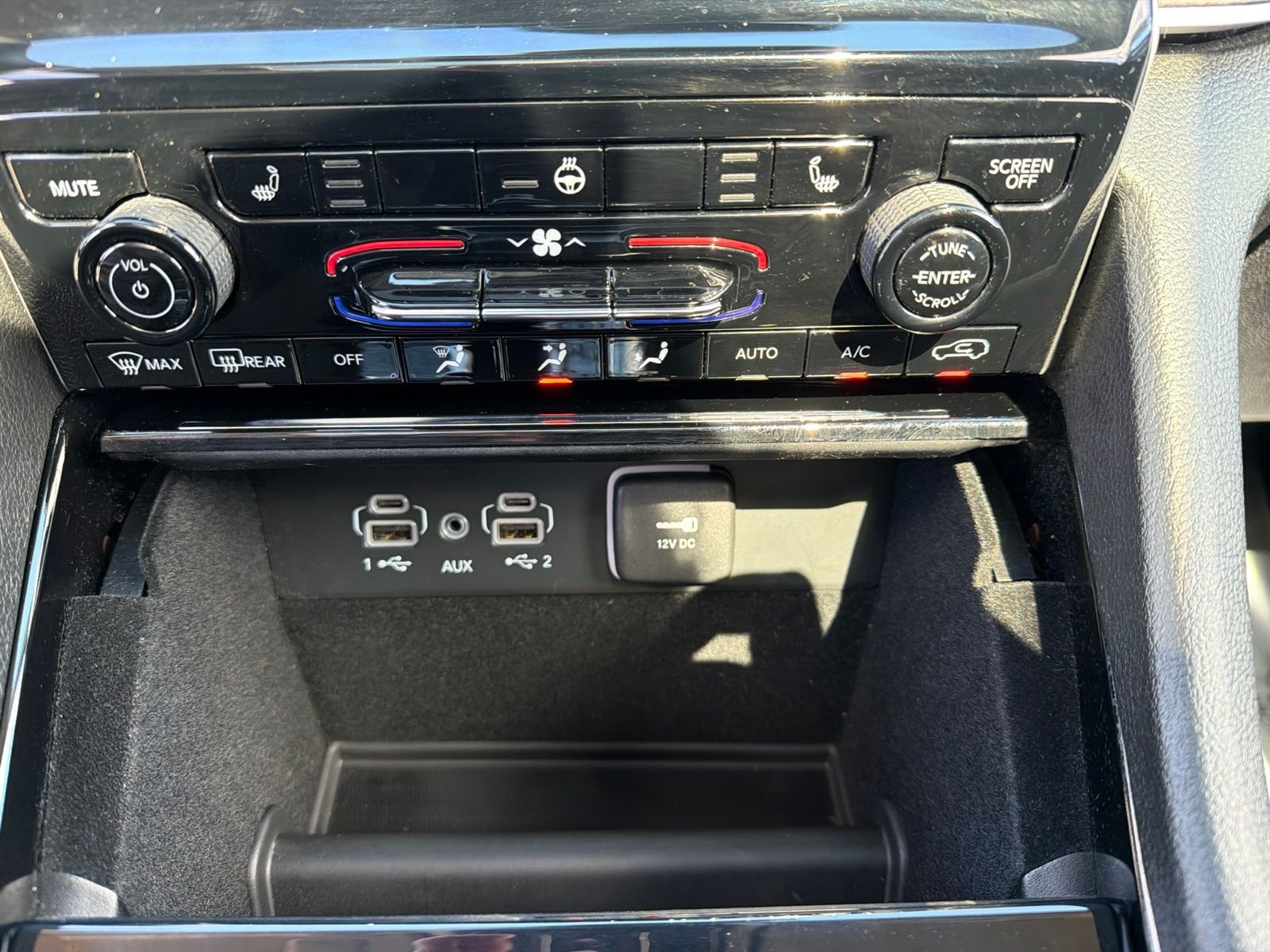 Used 2023  Jeep Limited image 21