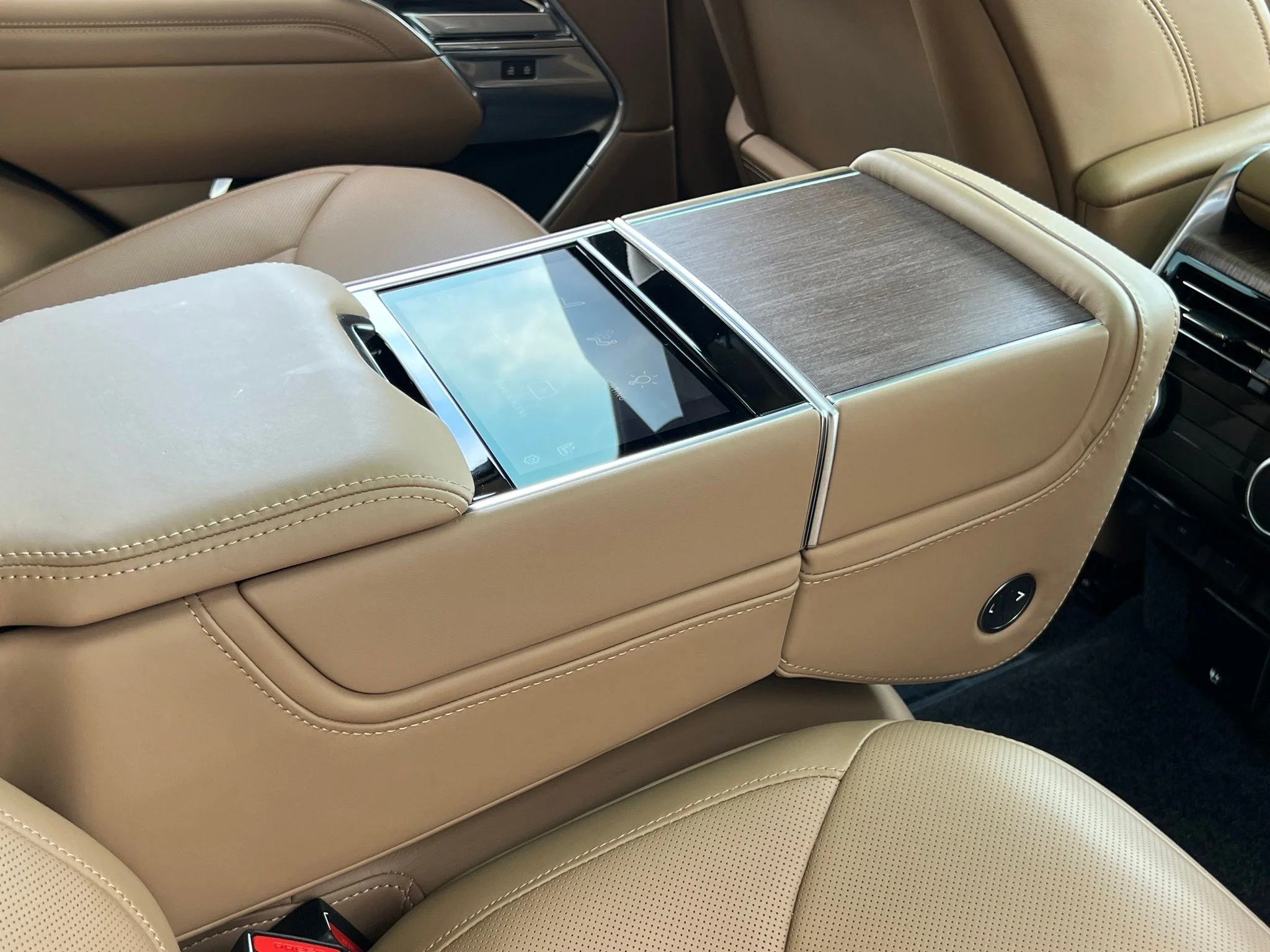 Used 2025  Land Rover Autobiography image 50