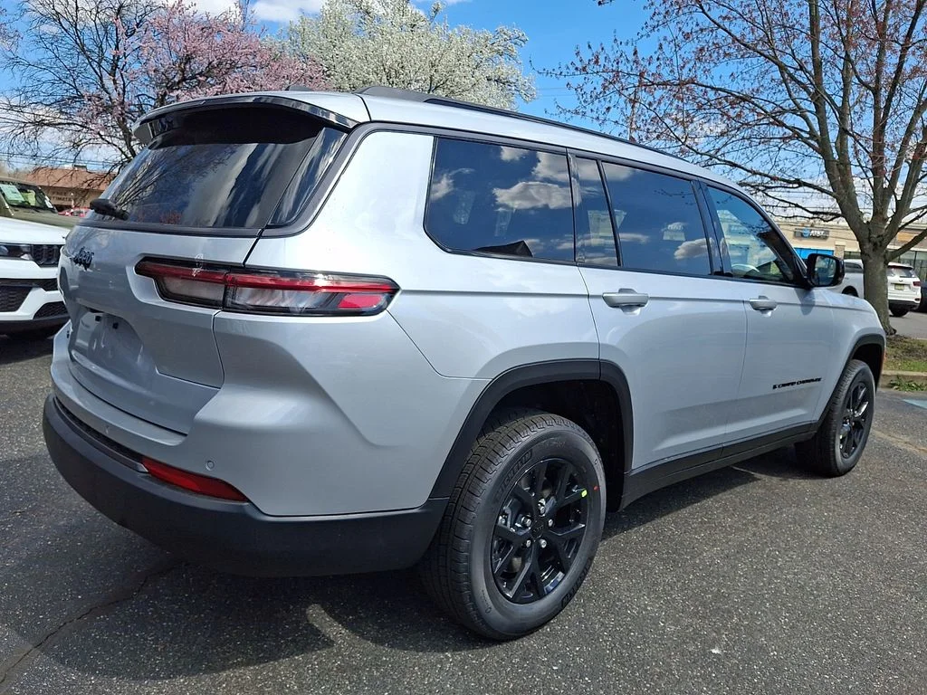 New 2026 Silver Zynith Exterior Paint Jeep Altitude image 4