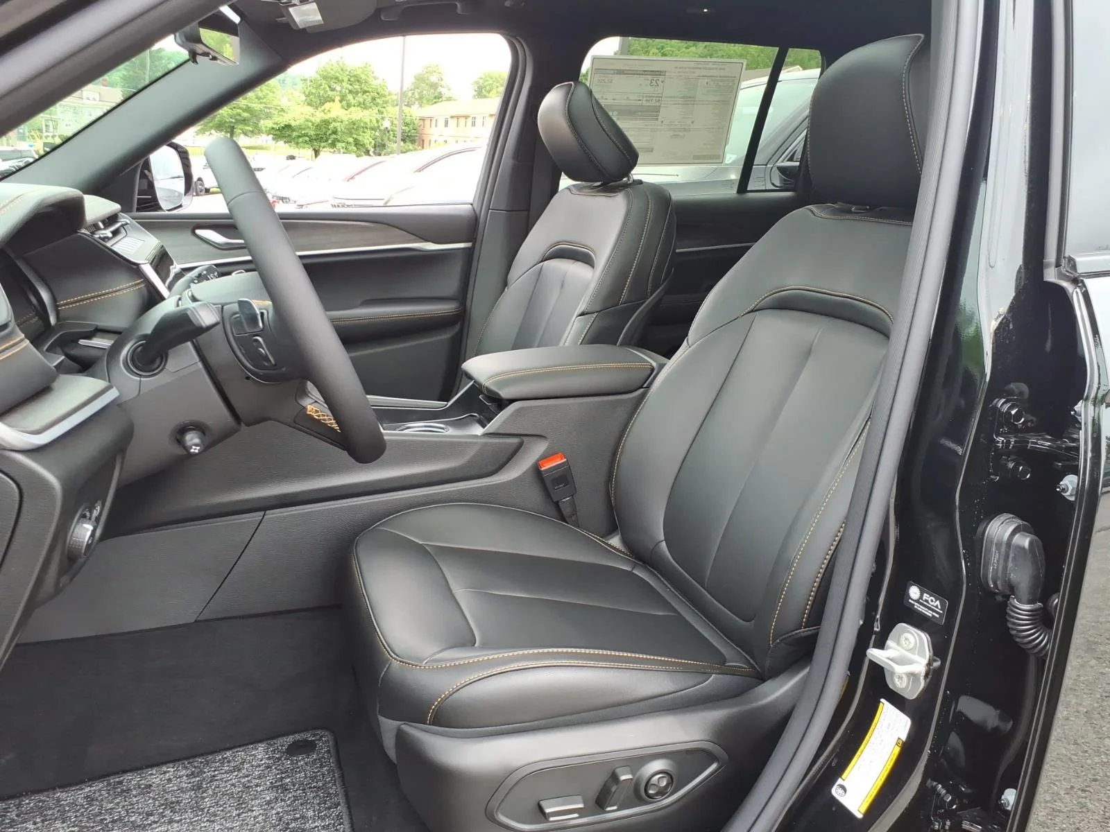 New 2026 Diamond Black Crystal Pearl-Coat Exterior Paint Jeep  image 4