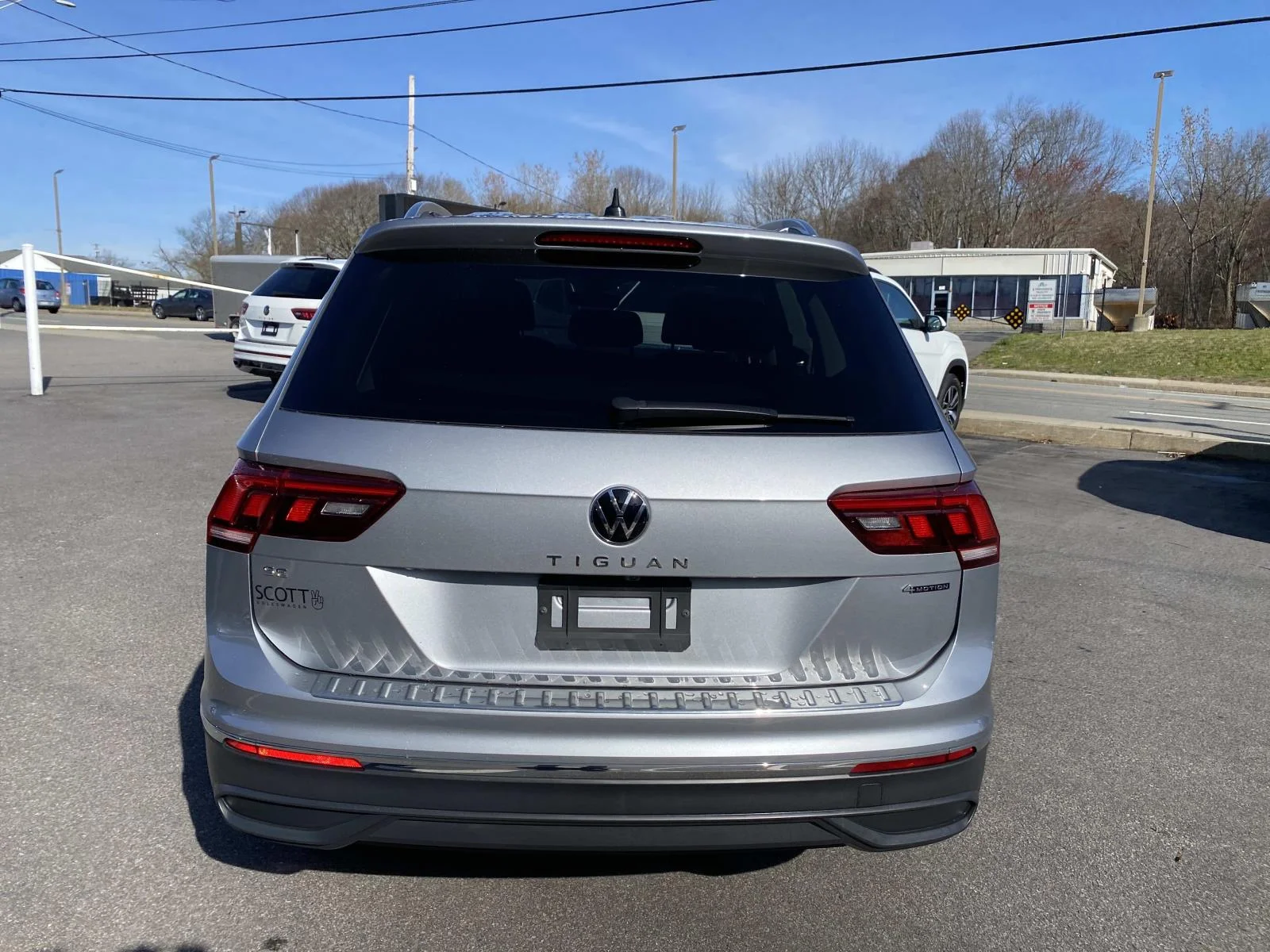 Certified Used 2022 Pyrite Silver Metallic Volkswagen 2.0T SE 4MOTION image 4