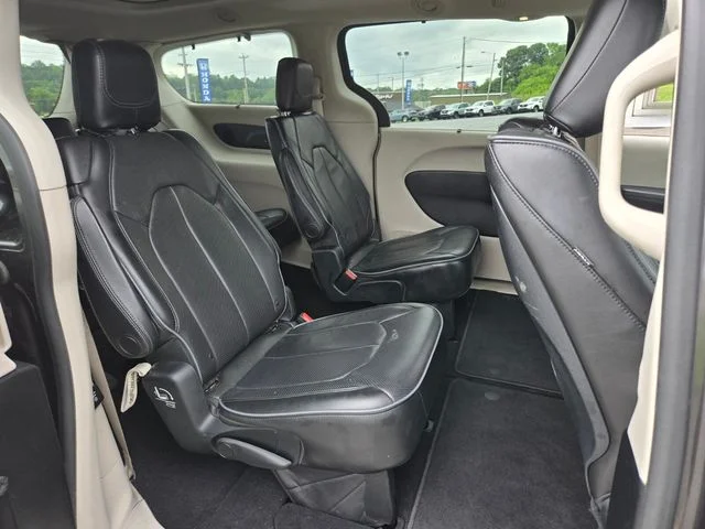 Used 2017 Gray Chrysler Limited image 20