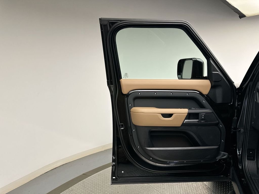 New 2026 Santorini Black Land Rover X-Dynamic SE image 10
