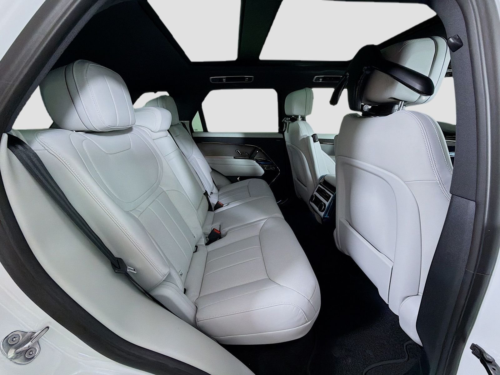 New 2026 Fuji White LAND ROVER SE image 31