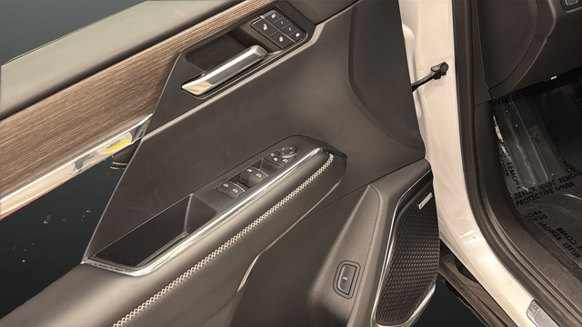 Used 2024 White Frost Tricoat GMC Denali image 21