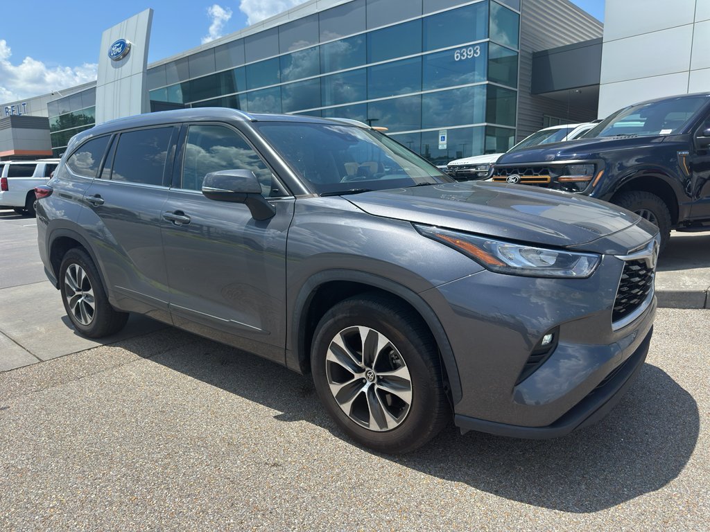 Used 2020 Magnetic Gray Metallic Toyota XLE image 3