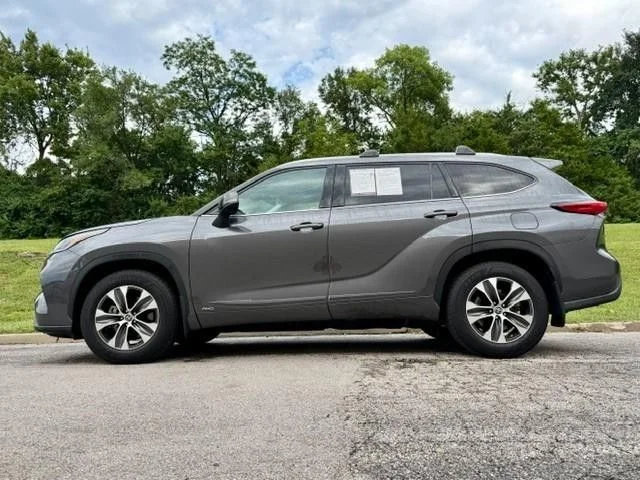 Used 2022 Gray Toyota XLE image 4