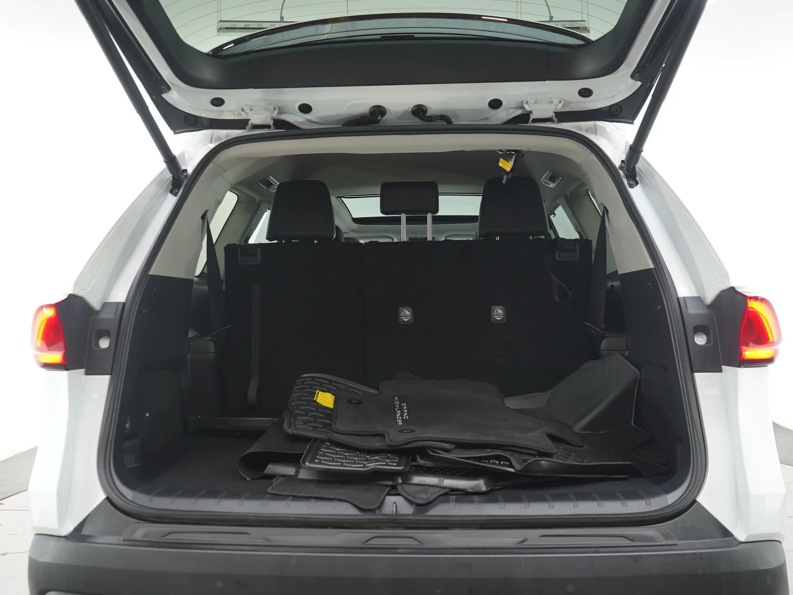 Used 2025  Toyota XLE image 20