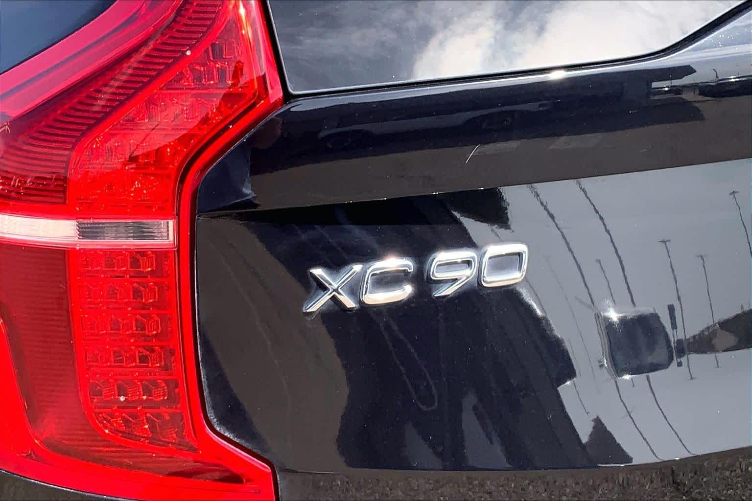 Used 2019 Onyx Black Metallic Volvo Momentum image 10