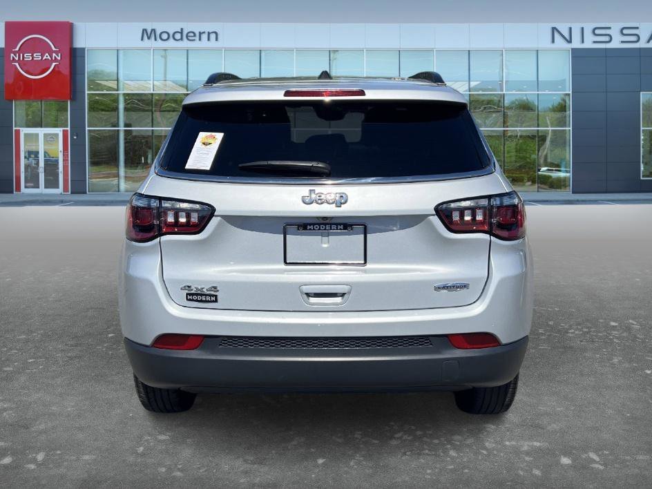 Used 2024 Silver Zynith Metallic Clearcoat Jeep Latitude image 6