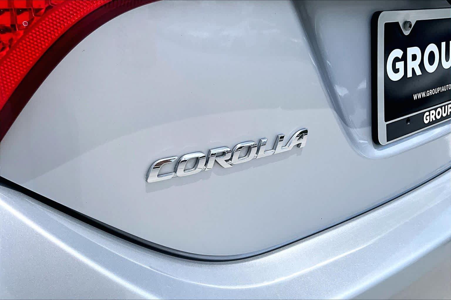 Used 2016 Classic Silver Metallic Toyota LE image 27