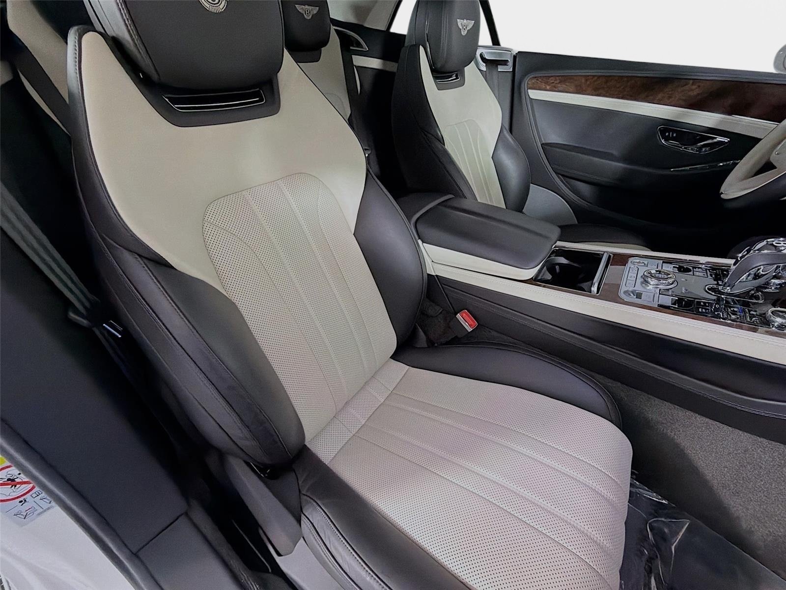 Used 2022 White Bentley V8 image 25