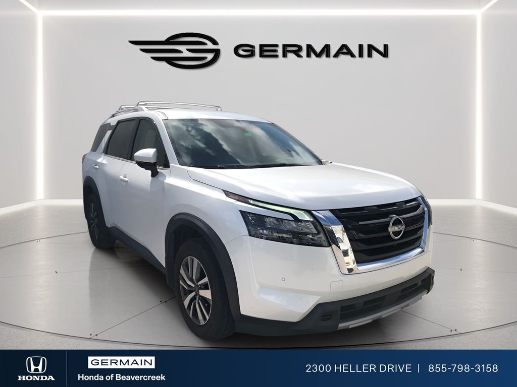 Used 2025 Everest White Pearl Tricoat Nissan SL image 1