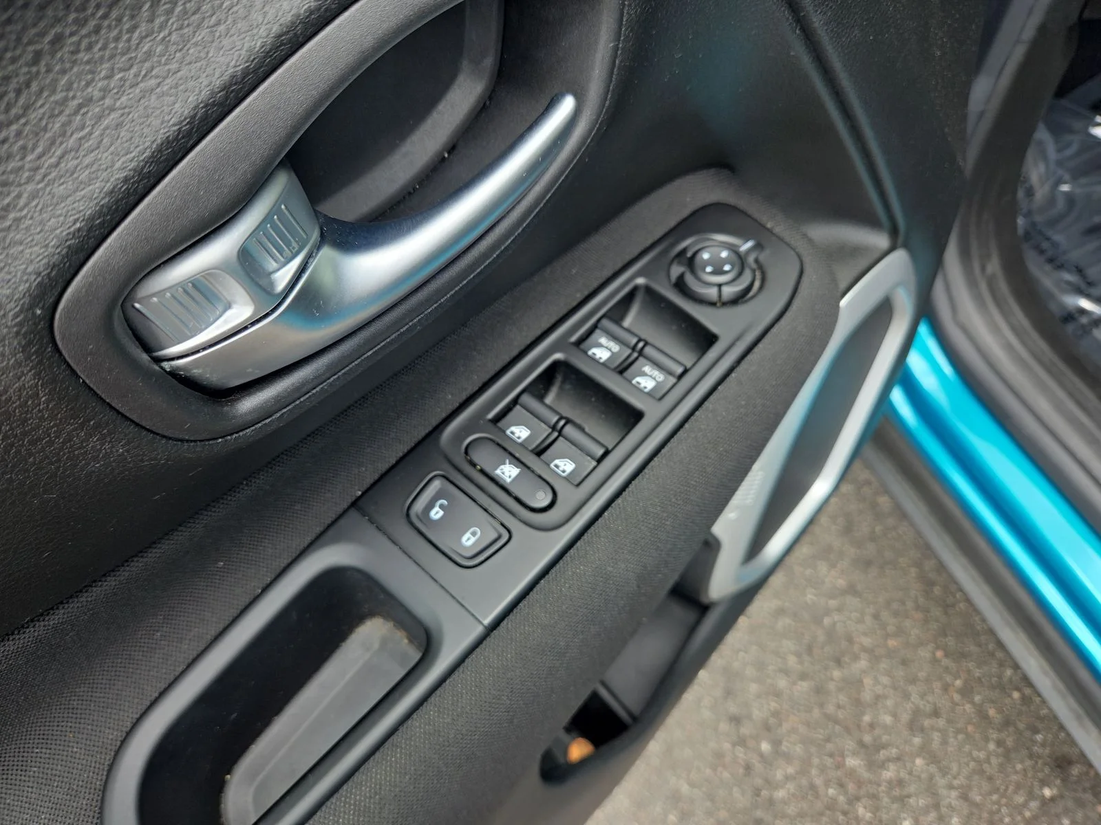 Used 2021 Bikini Metallic Clearcoat Jeep Latitude image 12