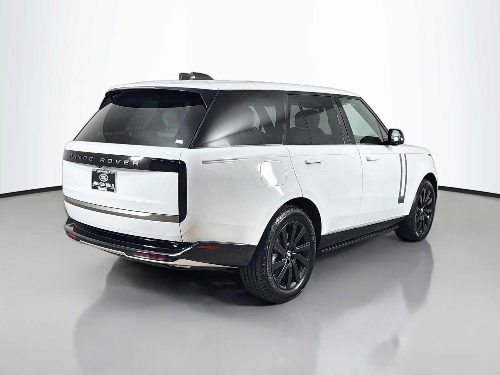 Used 2023 Fuji White Land Rover SE image 5
