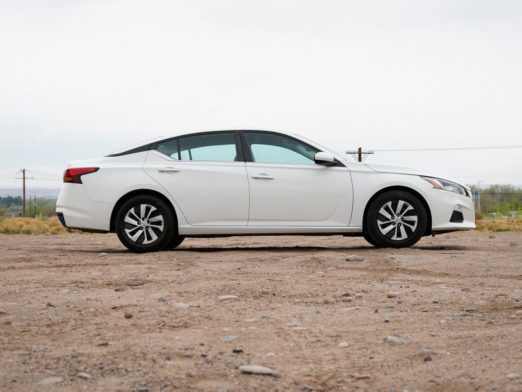 Used 2021 White Nissan 2.5 S image 10