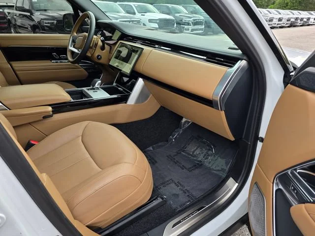 Used 2025 Ostuni Pearl Wht Prem Met Land Rover Autobiography image 38