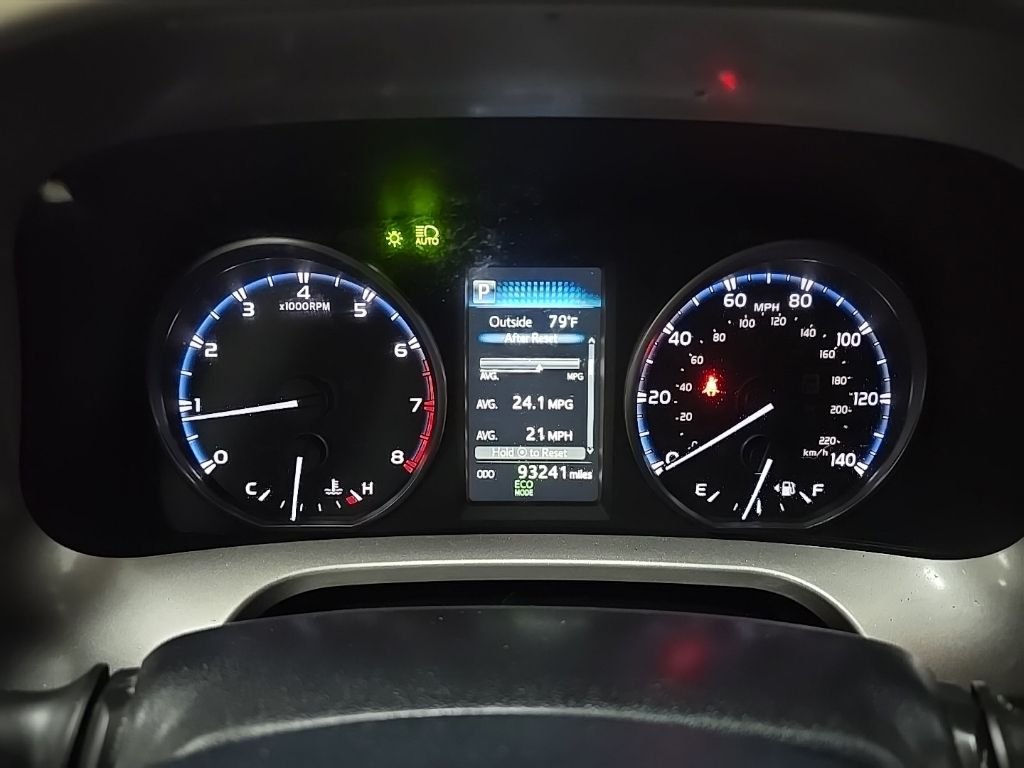 Used 2017 White Toyota LE image 21