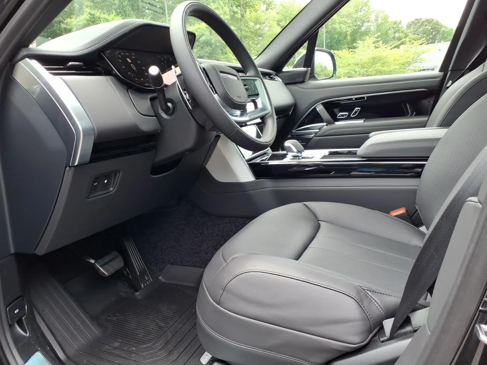 New 2026 Black Land Rover SE image 17