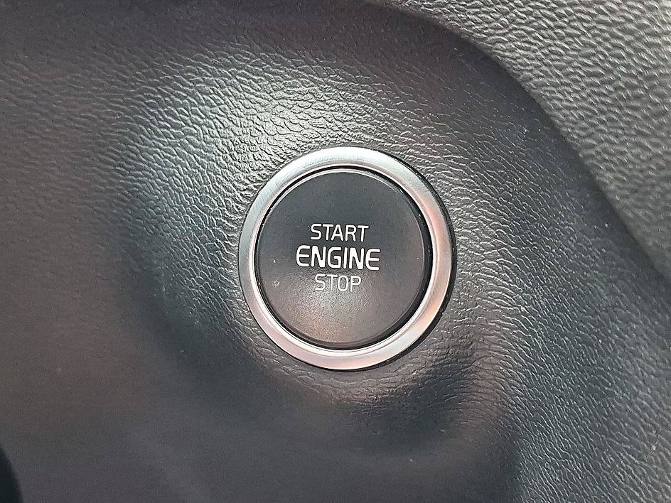 Used 2019  Volvo R-Design image 27