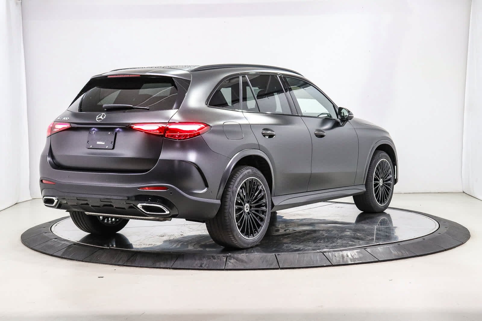 New 2027 MANUFAKTUR exclusive graphite grey magno Mercedes-Benz GLC 300 image 4