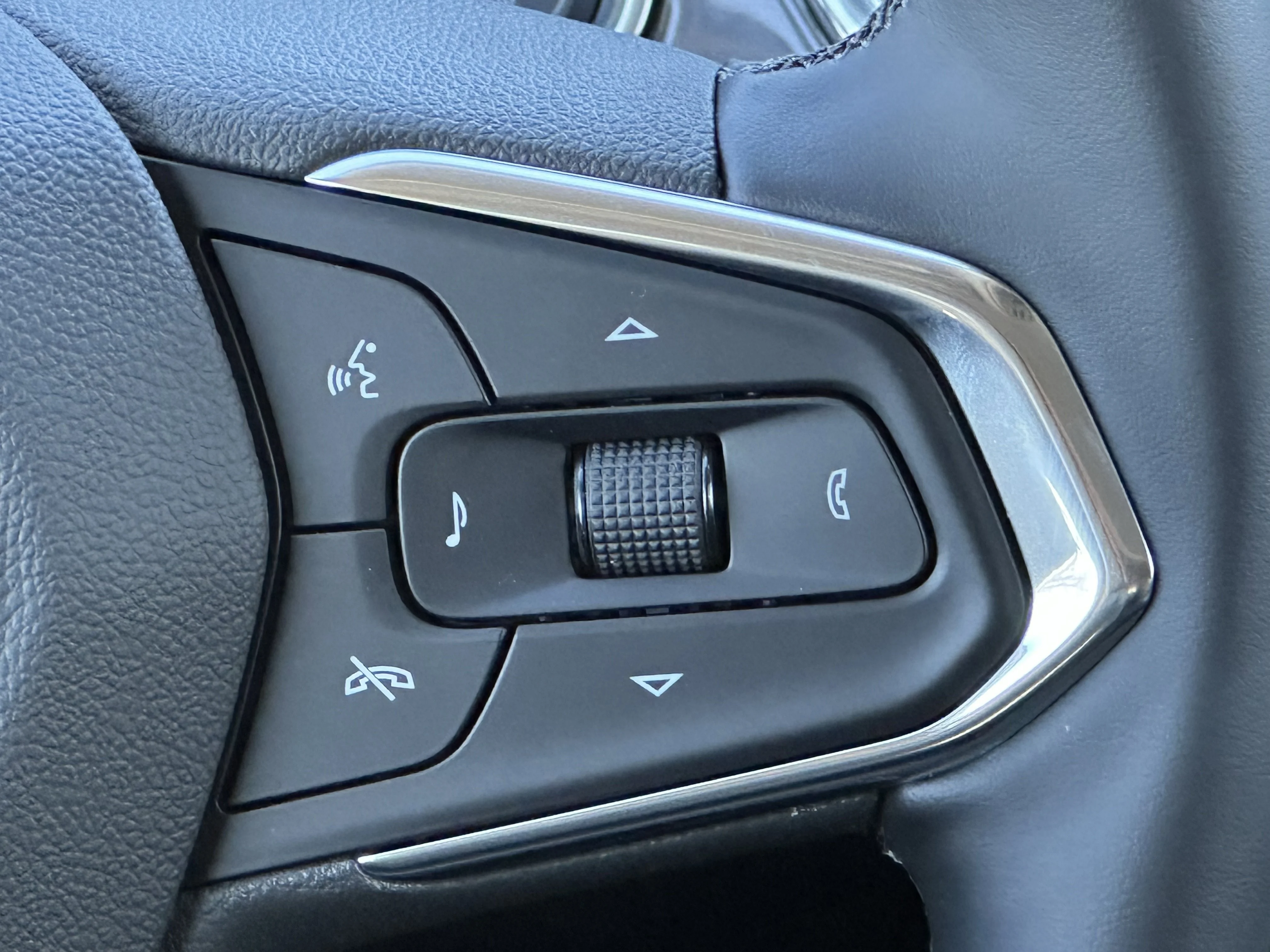 New 2026 Mosaic Black Metallic Chevrolet ACTIV image 17