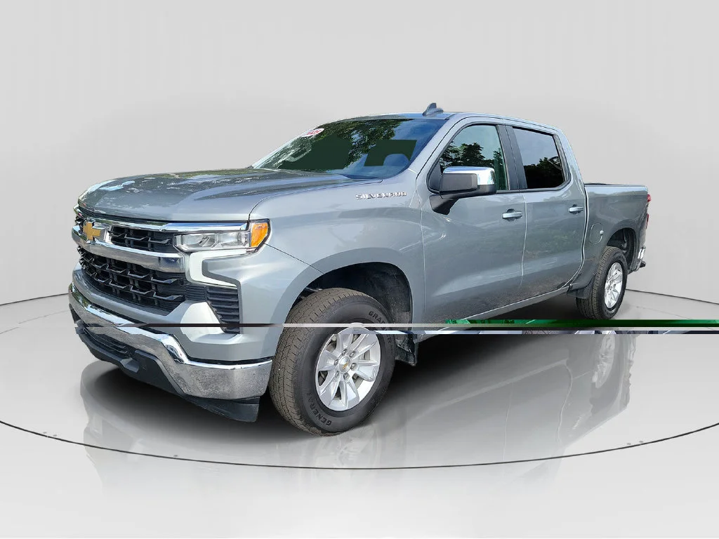 Used 2025 Gray Chevrolet LT image 3