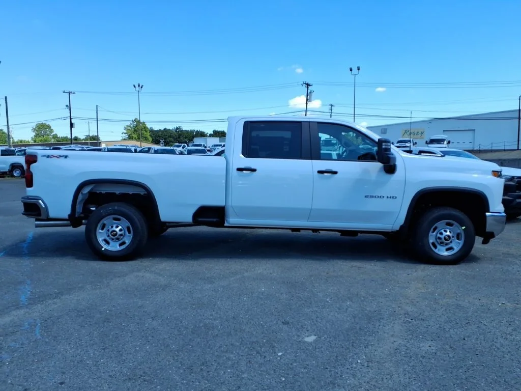 New 2026 Summit White Chevrolet WT image 31