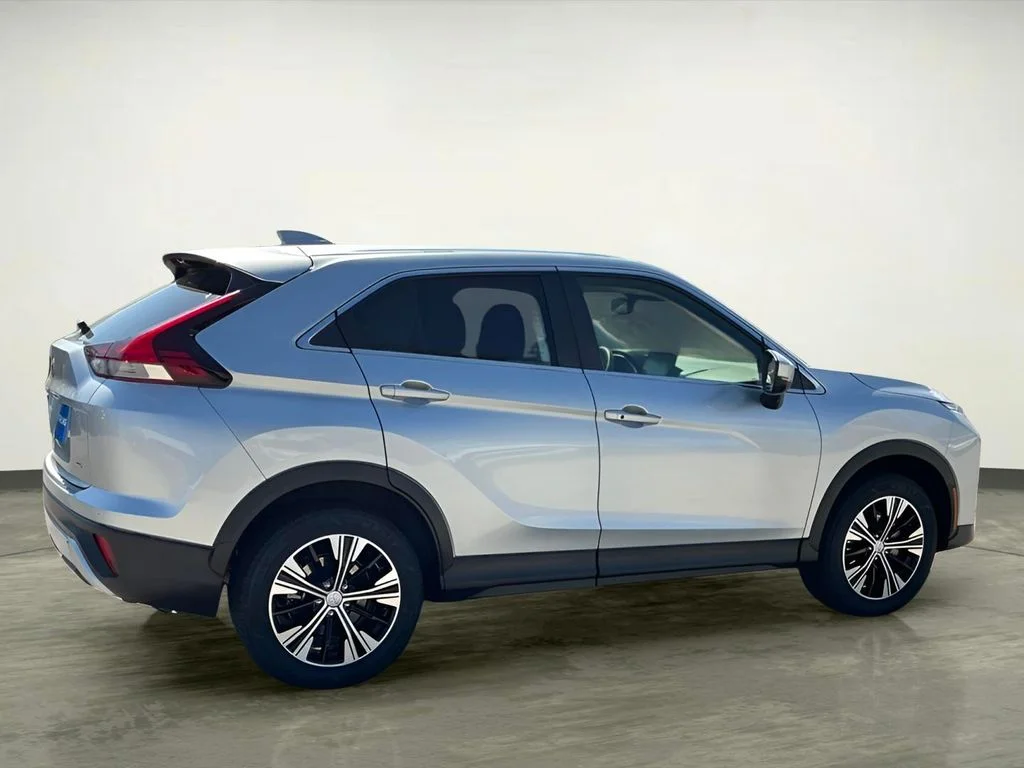 Used 2022  Mitsubishi SE image 11