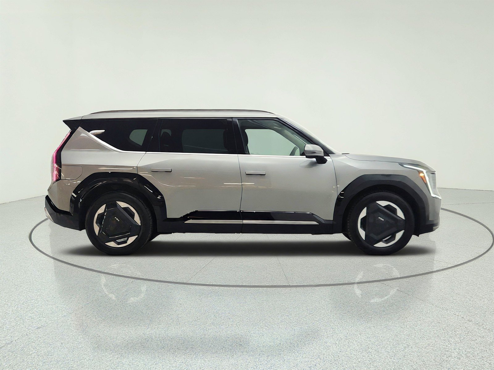 Used 2024 Pebble Gray Kia Land image 4