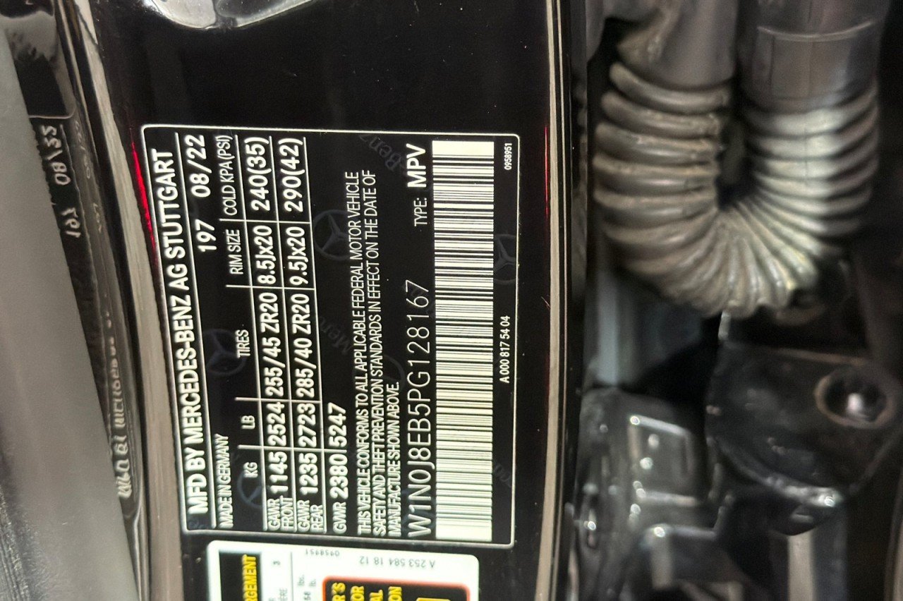 Certified Used 2023 Obsidian Black Metallic Mercedes-Benz GLC 300 image 28