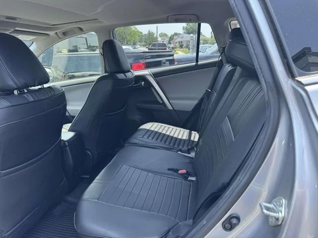 Used 2018 Silver Toyota XLE image 17