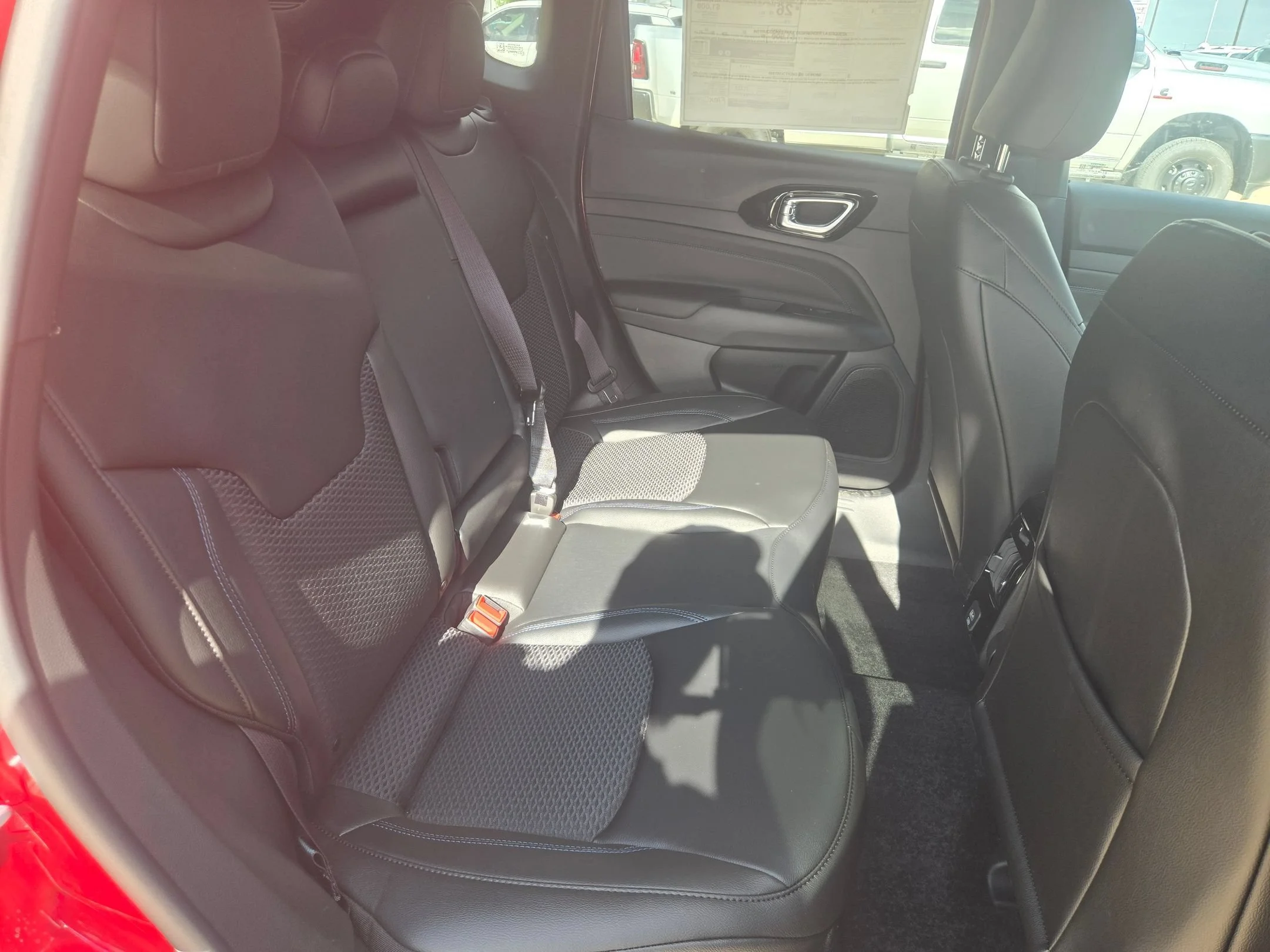 New 2026 Red Hot Pearl-Coat Exterior Paint Jeep Latitude image 22