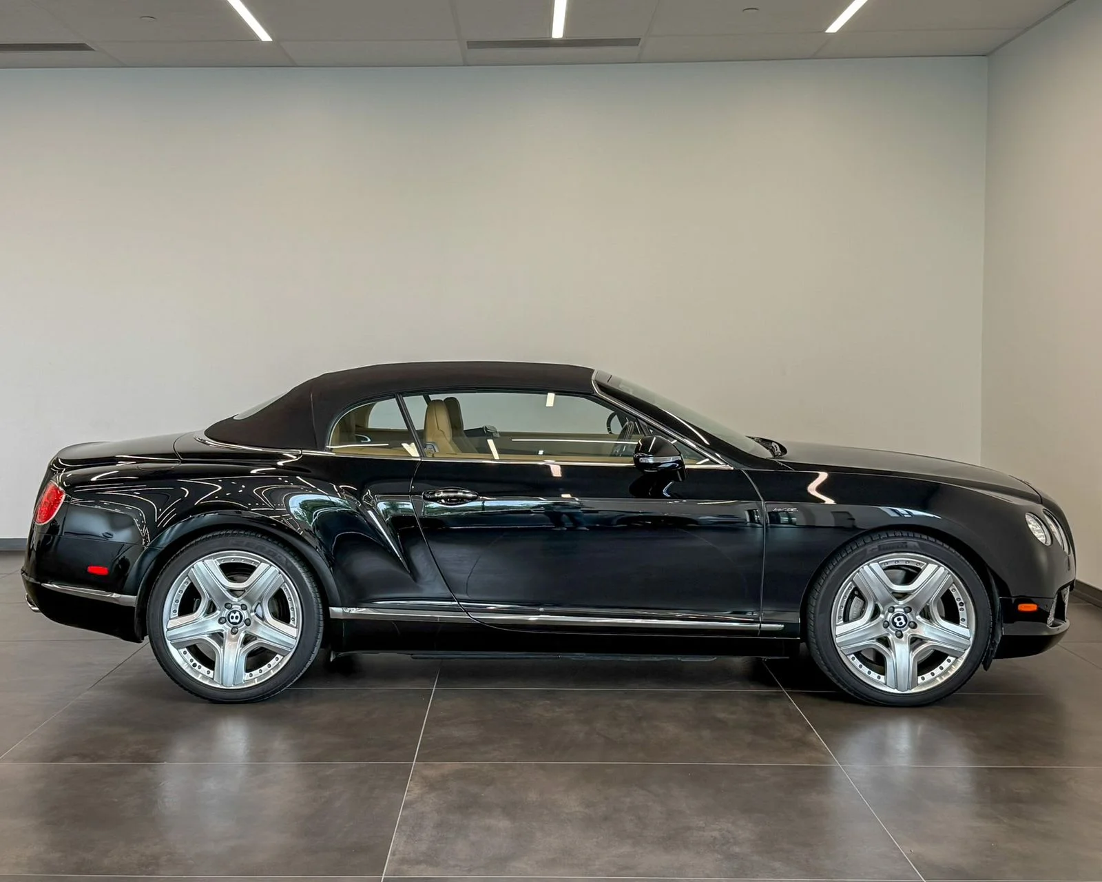 Used 2014 Black Bentley Base image 5