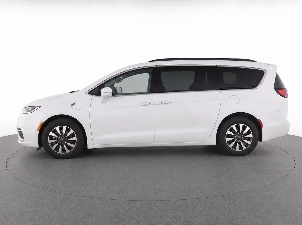 Used 2022 White Chrysler Touring L image 6