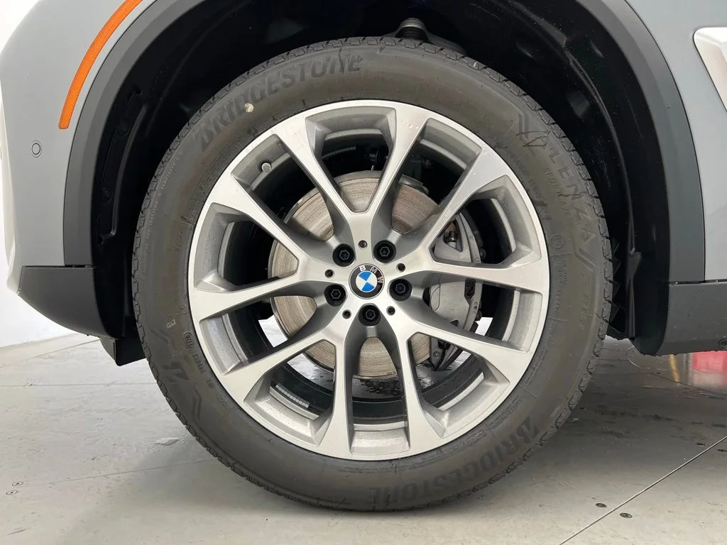 New 2026 Skyscraper Grey Metallic BMW sDrive40i image 7