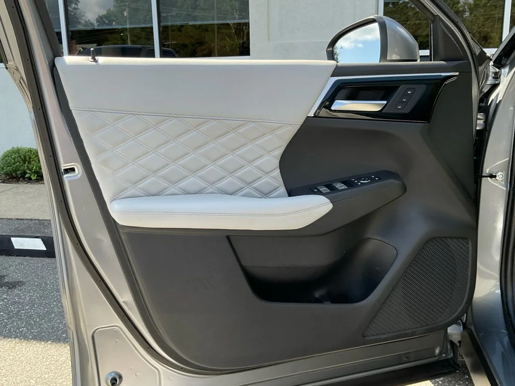 Used 2022 Silver Mitsubishi SEL image 32