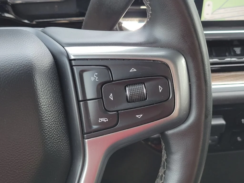 Used 2025 Summit White Chevrolet LT image 28
