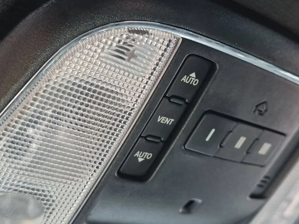 Used 2018 White Jeep Altitude image 20